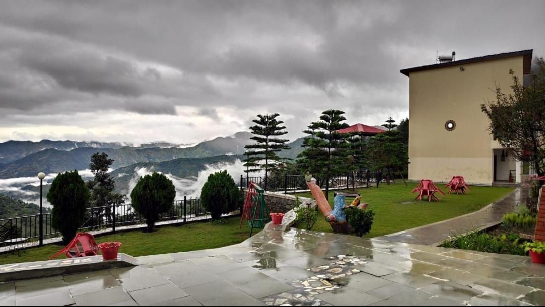 Mist N Meadows Resort Rājgarh Exteriör bild