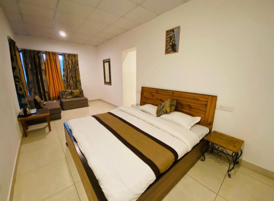 Mist N Meadows Resort Rājgarh Exteriör bild
