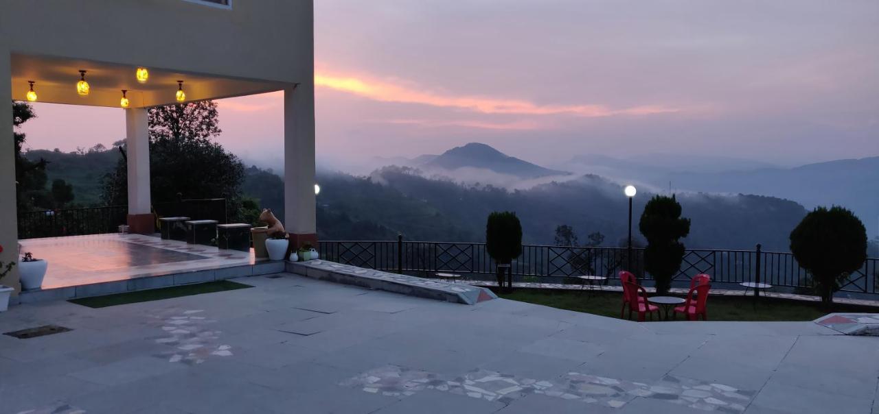 Mist N Meadows Resort Rājgarh Exteriör bild